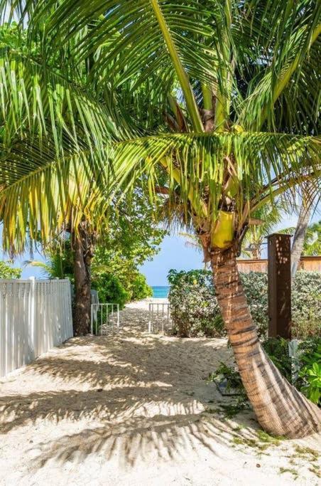Beach Living At Island Pine Villas George Town Esterno foto